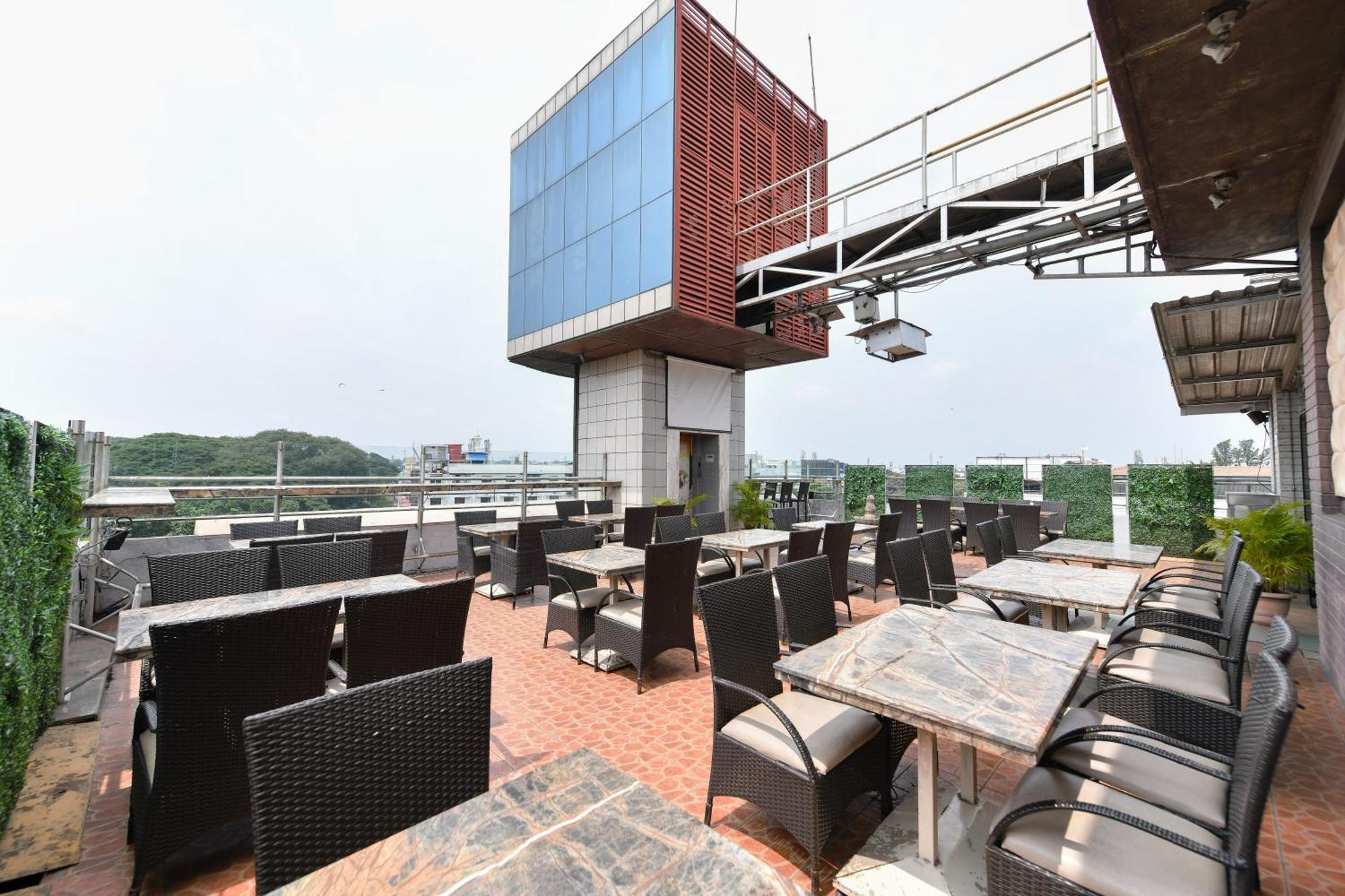 Hotel Roopa Maisúr Exteriér fotografie